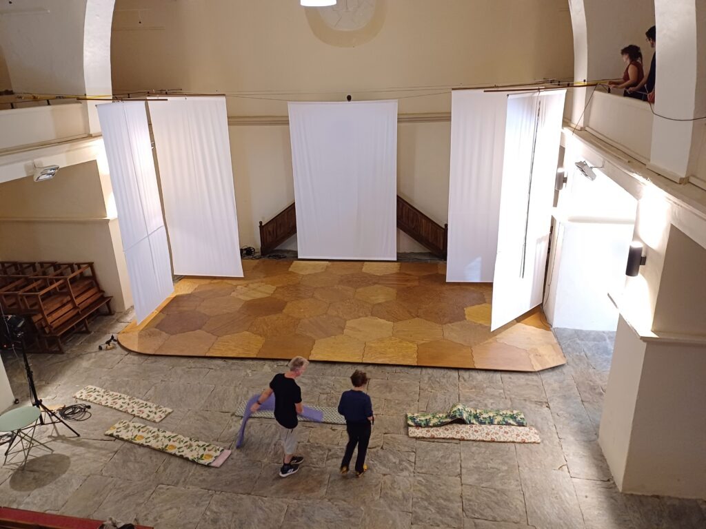 Parquet Miel installé dans le Temple de Saint-Germain-de-Calberte lors du Festival Chahut ! pour une pièce de théâtre